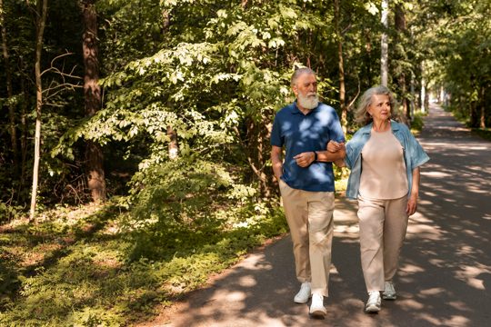 Full shot senior couple walking together